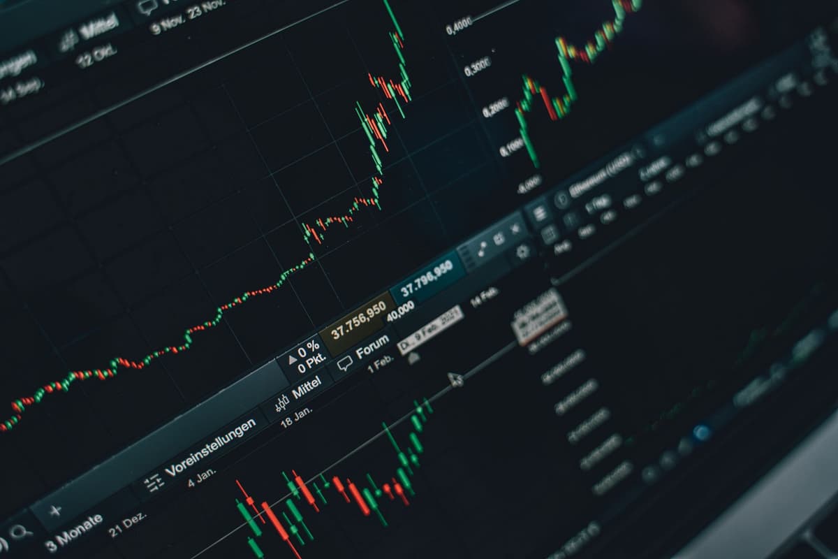 Z-Score: Kapan Harga Saham Dianggap Outlier?