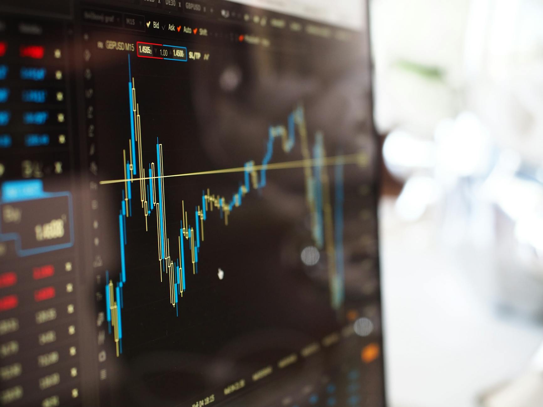 Ilustrasi: Detailed view of financial trading graphs on a monitor, illustrating stock market trends.