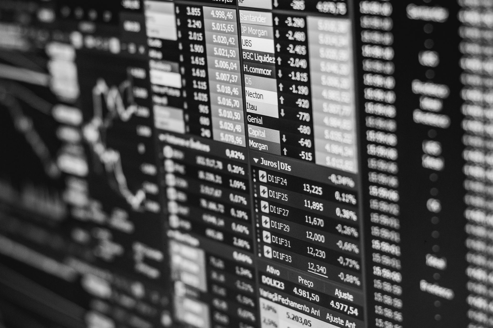 Ilustrasi: Monochrome image of stock market data on a screen, depicting financial information and trends.