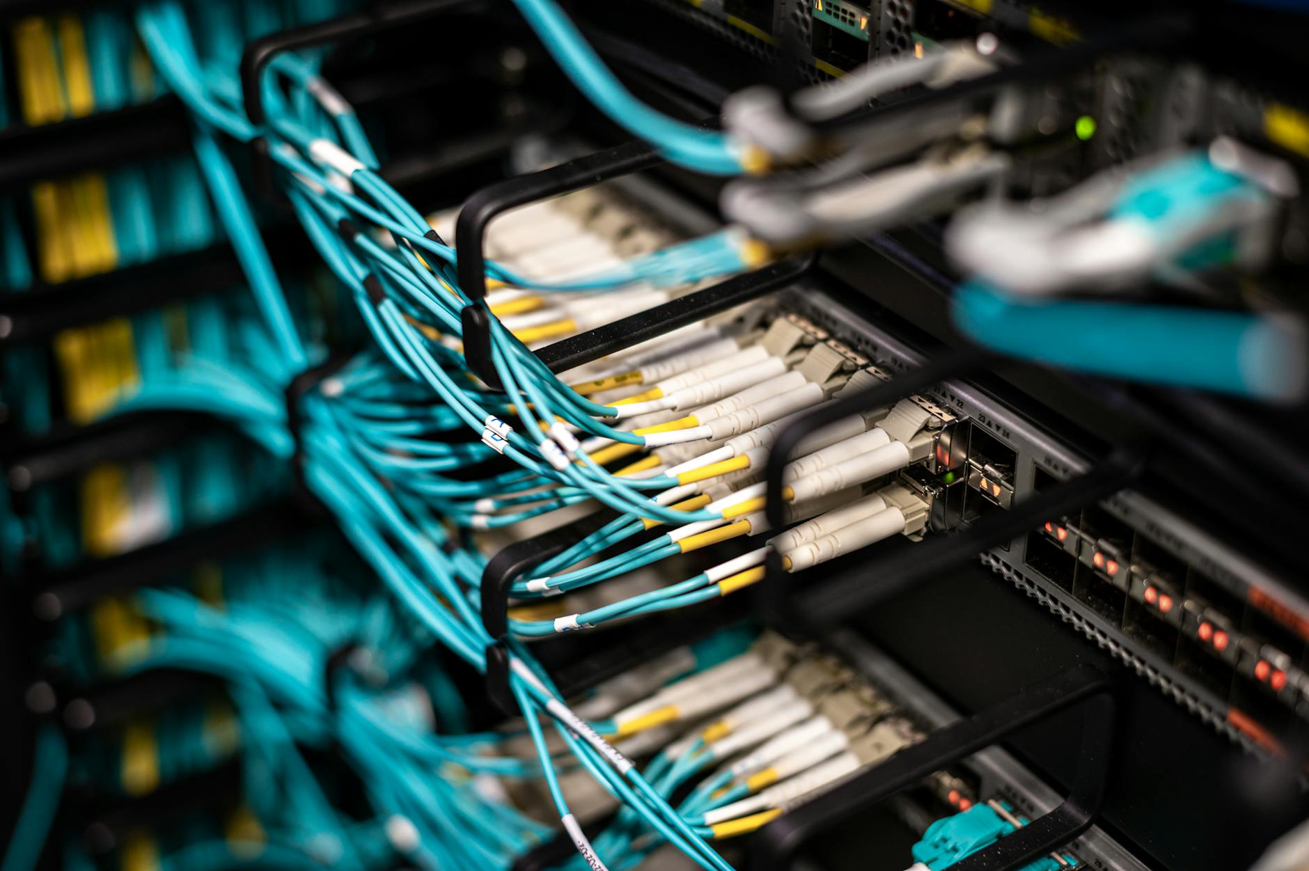 Ilustrasi: Numerous wires and cables mounted into server patch panel in modern data center