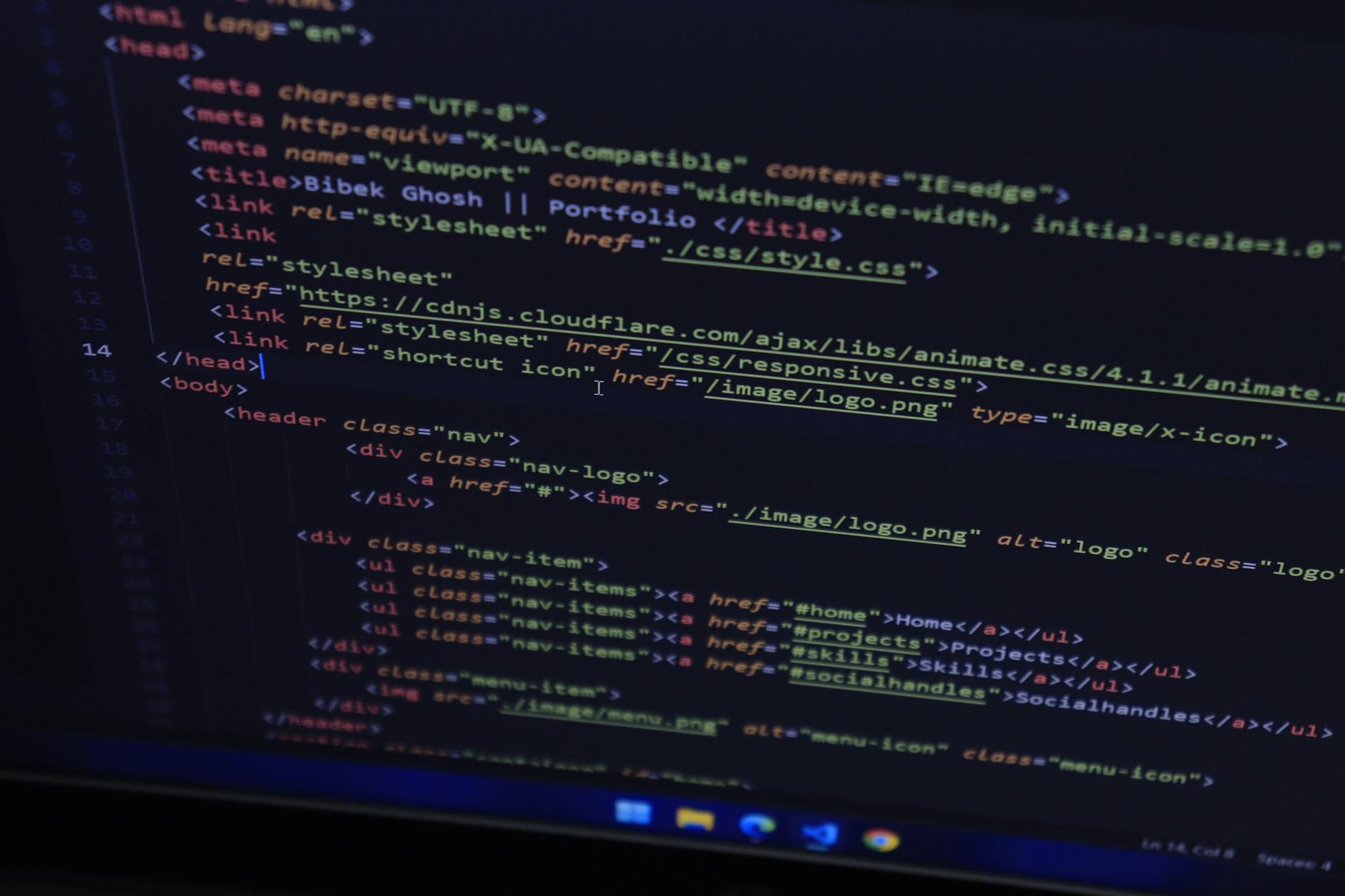 Ilustrasi: High-resolution close-up of HTML code displayed on a computer screen, perfect for technology themes.