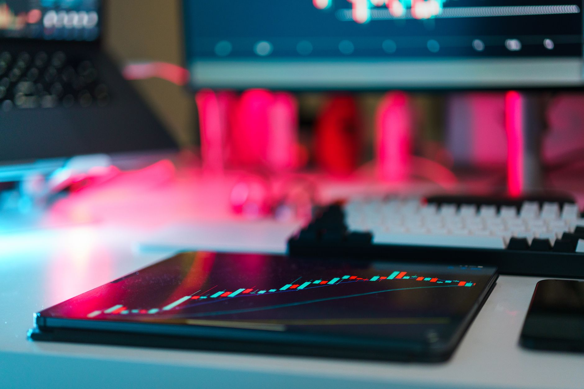 Ilustrasi: High-tech trading setup with charts on tablet and computer screens, representing data analysis and financial trends.