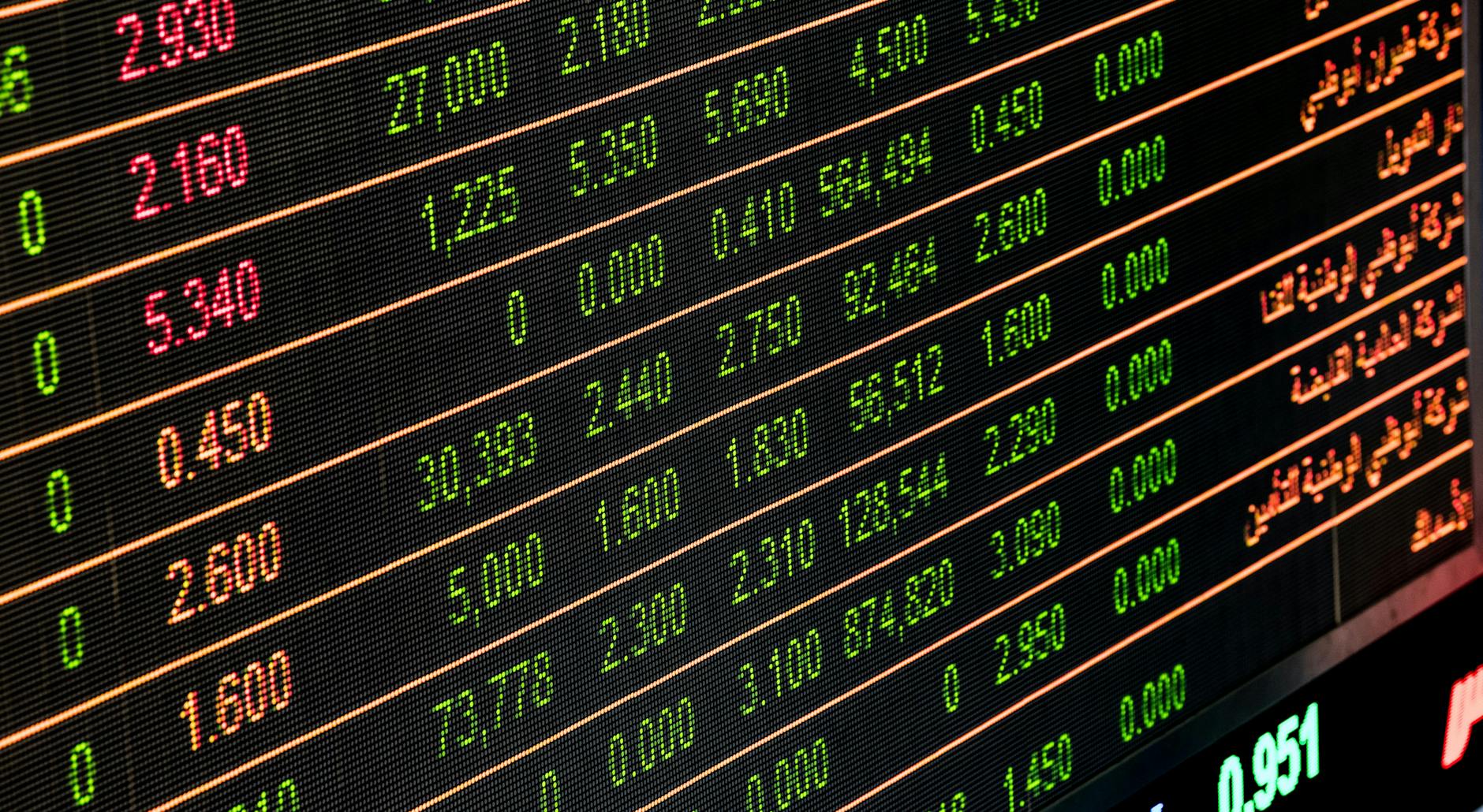 Ilustrasi: Detailed view of a stock market screen showing numbers and data, symbolizing financial trading.