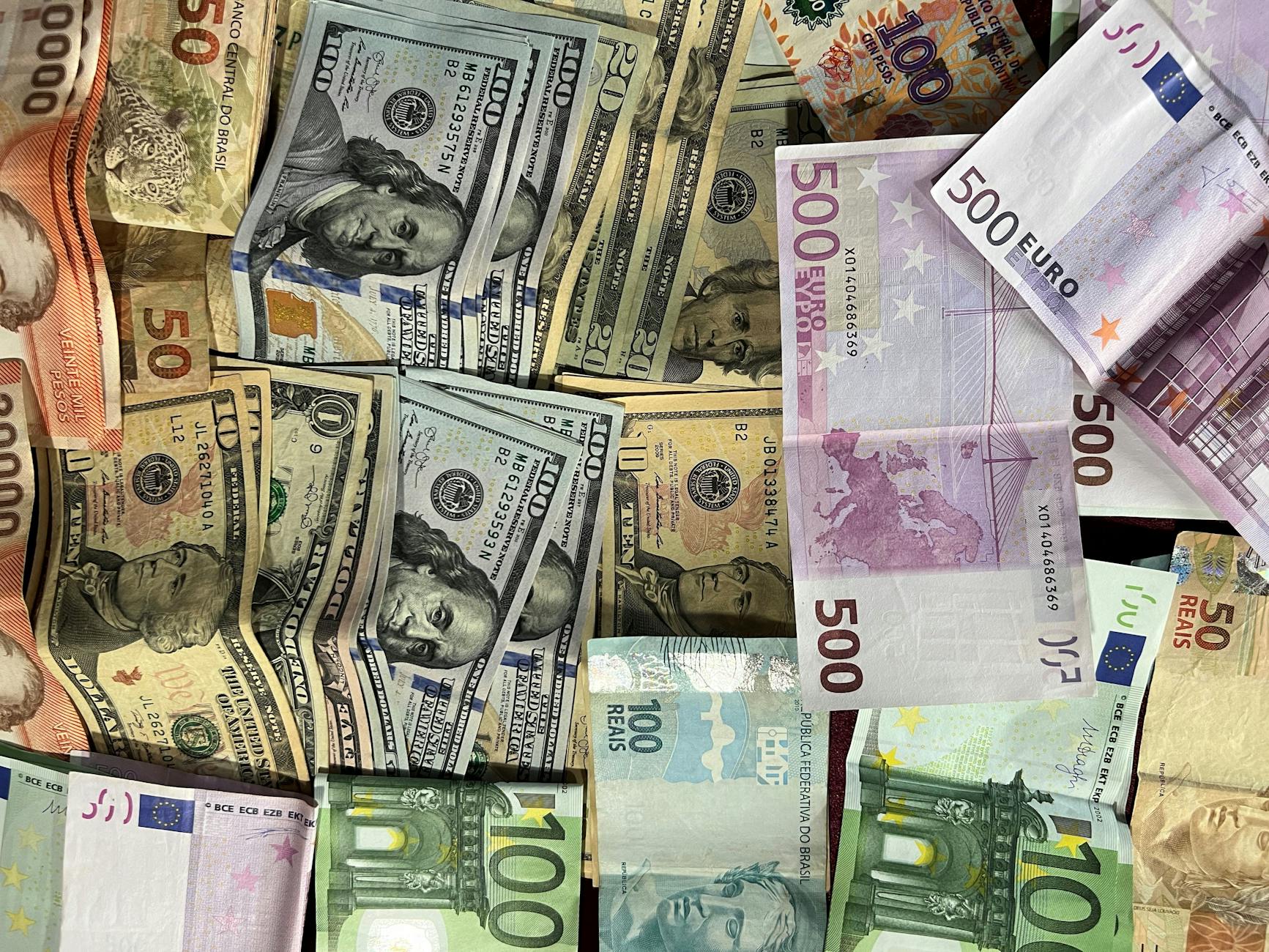 Ilustrasi: Assorted international banknotes showcasing different currencies. Ideal for finance-related themes.