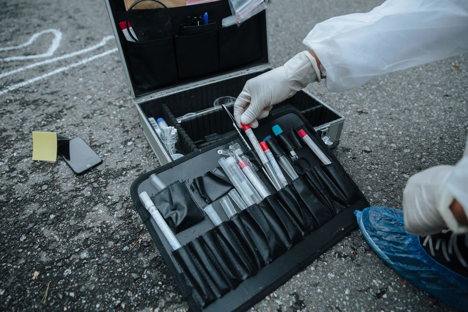 Ilustrasi: Close-up of investigator tools at a crime scene, showcasing precision and detail.